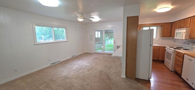 Building Photo - Beautiful 3 bedroom 2 bath! Southeast! $1295
