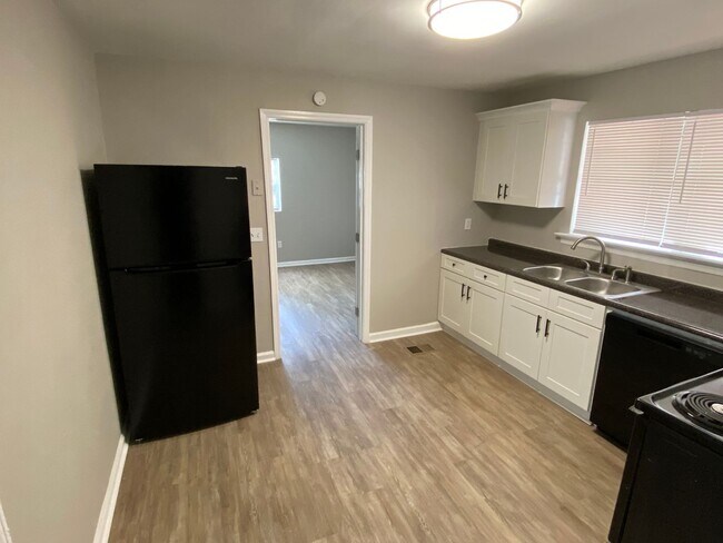 Building Photo - Updated 4 bed 2 bath minutes to Downtown Chattanooga!