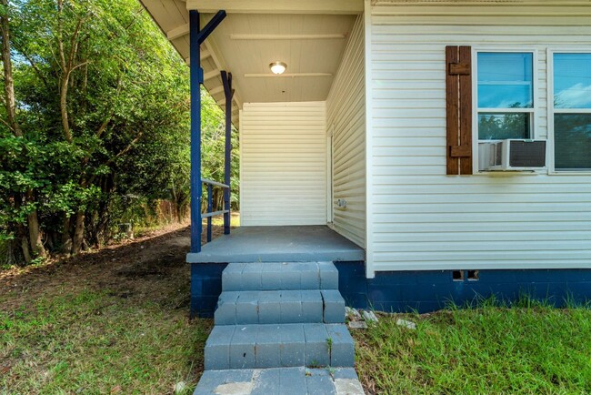 Building Photo - Recently updated cozy 2 bed/1 bath, single...