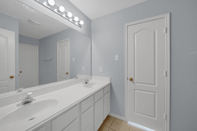 Building Photo - 17610 Forest Haven Trail