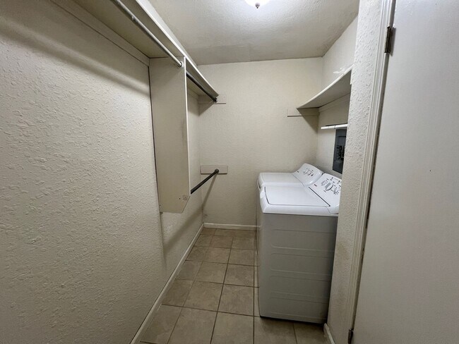 Building Photo - ground floor 1 bedroom condo!