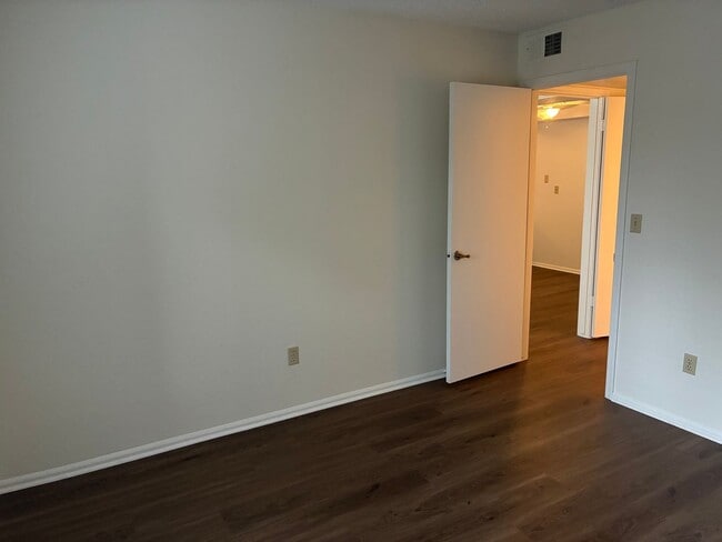 Building Photo - Move In Special**COMFY 2 BEDROOM/2 FULL BATHROOM CONDO IN PHOENIX (48TH STREET & ELLIOT)**