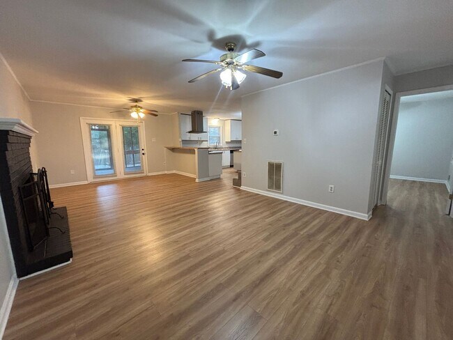 Building Photo - Updated & Move-In Ready in SE Columbia!