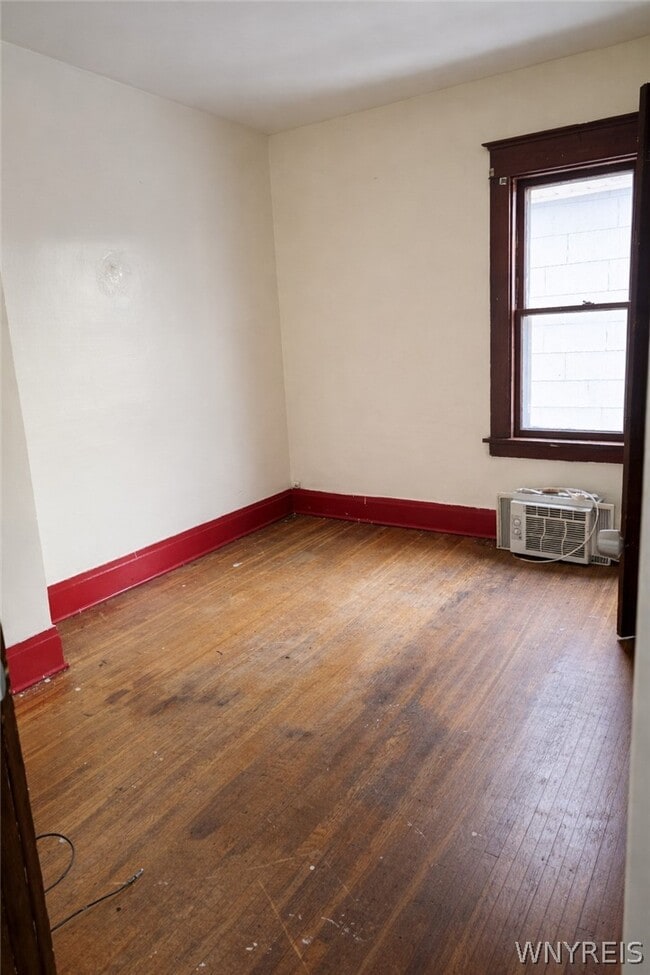 Building Photo - 63 Holmes St