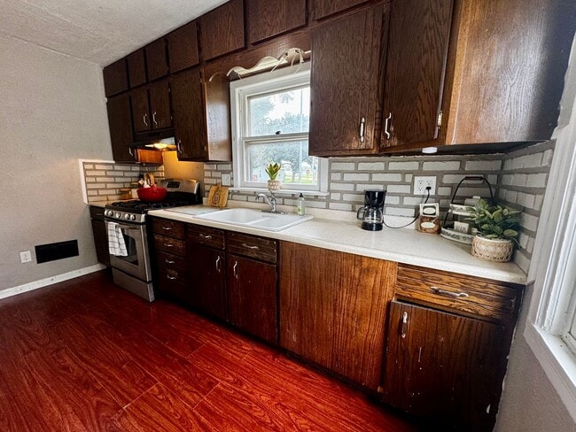 Building Photo - 3 bed, 1 bath home for rent in Waterloo