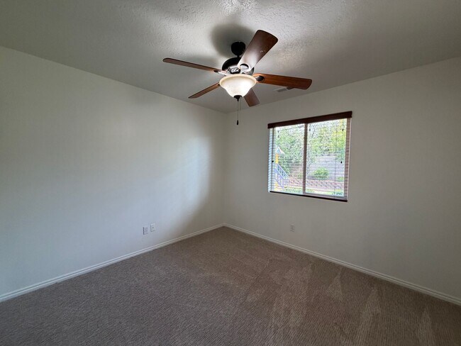 Building Photo - SPACIOUS HOME FOR RENT!