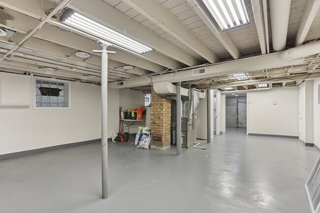 Building Photo - 3227 S Wells St