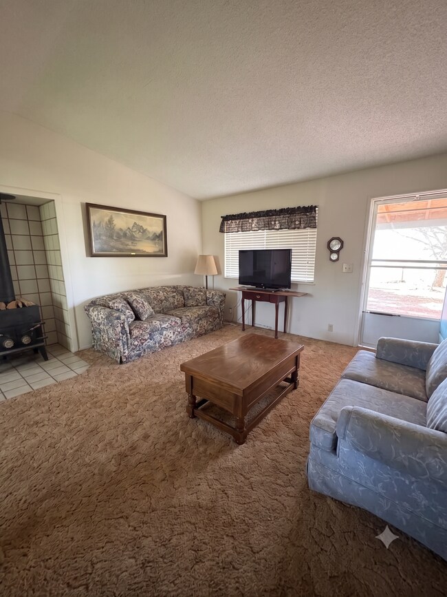 Building Photo - 686-800 Bamboo Way - Susanville