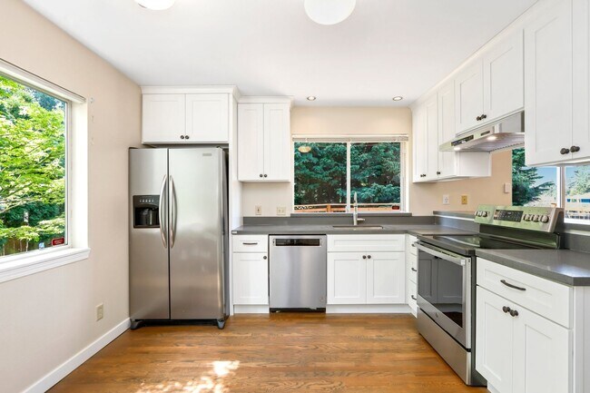 Building Photo - Beautiful Renovated Four Bedroom House for...