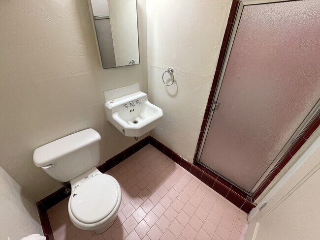 Building Photo - Charming 1 bedroom available in Woodlawn