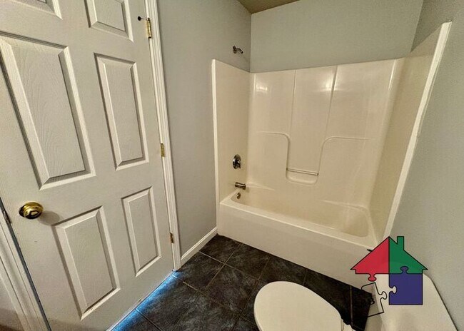 Building Photo - Gorgeous Pet Friendly Milton 3 Bedroom - Attached Garage and Patio!