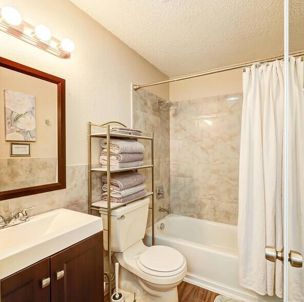 Building Photo - 6202 Valley Knight