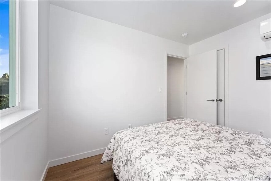 Building Photo - 5712 Roosevelt Way NE