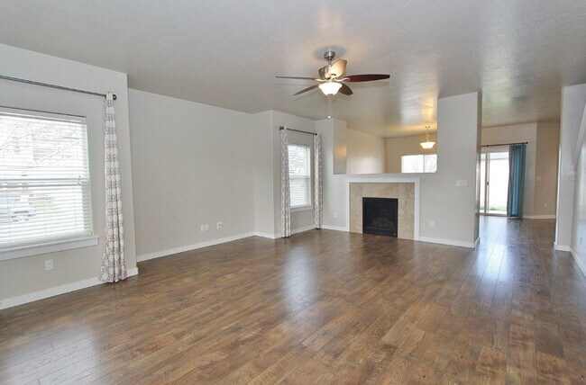 Building Photo - Spacious Home in Quiet Neighborhood