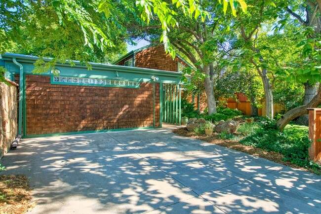 Building Photo - Charming 4 BD/1.5 BA Gunbarrel Home with G...
