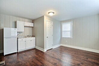 Building Photo - 2004