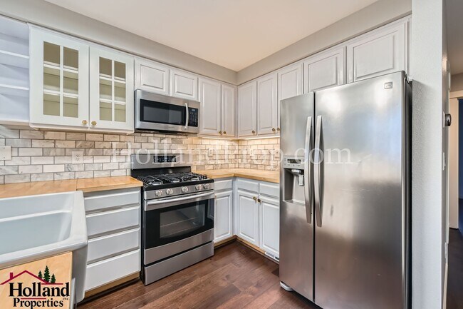 Building Photo - Spacious Home with High Ceilings and Modern Comforts!
