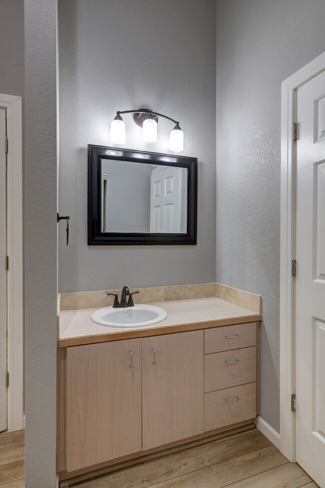 Building Photo - Spacious 2bd + DEN, 1.75ba Condo available in the heart of Issaquah!