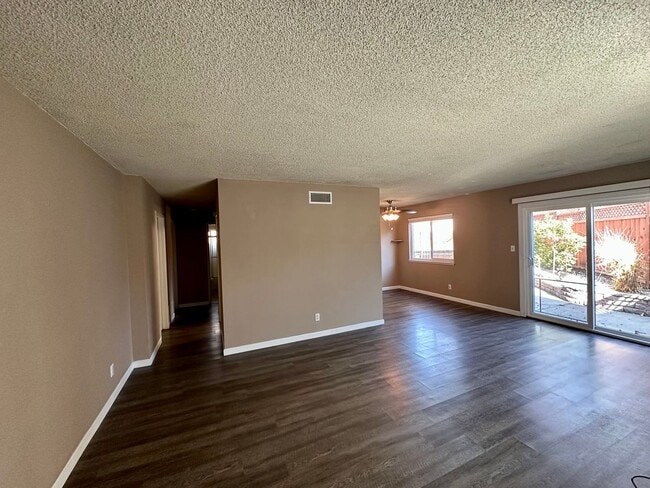 Building Photo - Lovely 2 bed 1 bath!