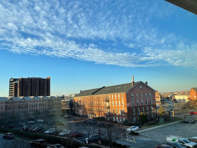 Building Photo - Luxury Condo on the Waterfront, with dedic...