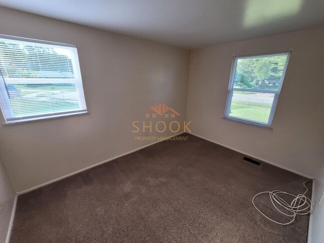 Building Photo - METICULOUSLY MAINTAINED COZY HOME