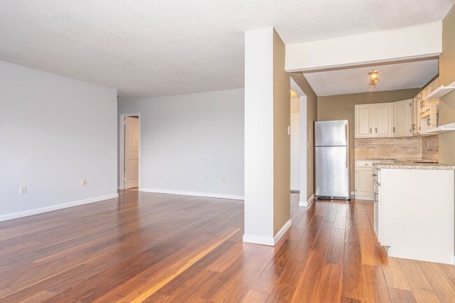 Building Photo - Renovated 1 BR 1 Ba in Hunting Creek Club