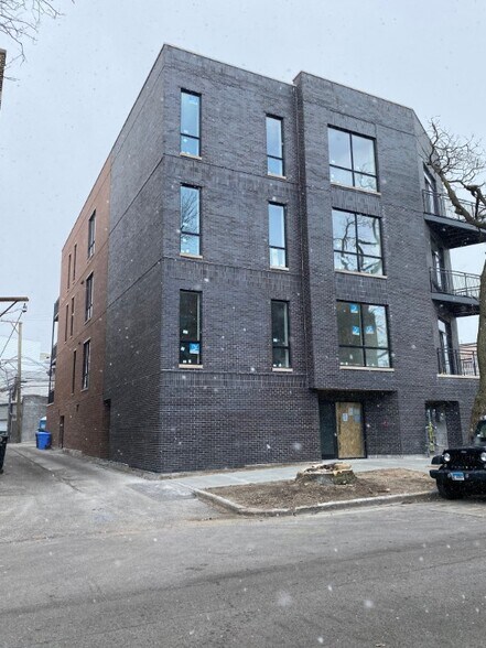 Primary Photo - 1051 W Cornelia Ave