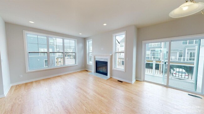 Building Photo - 2877 Rayfield Ave