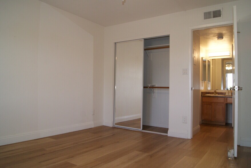 Bedroom closet 2 - 3825 E Camelback Rd