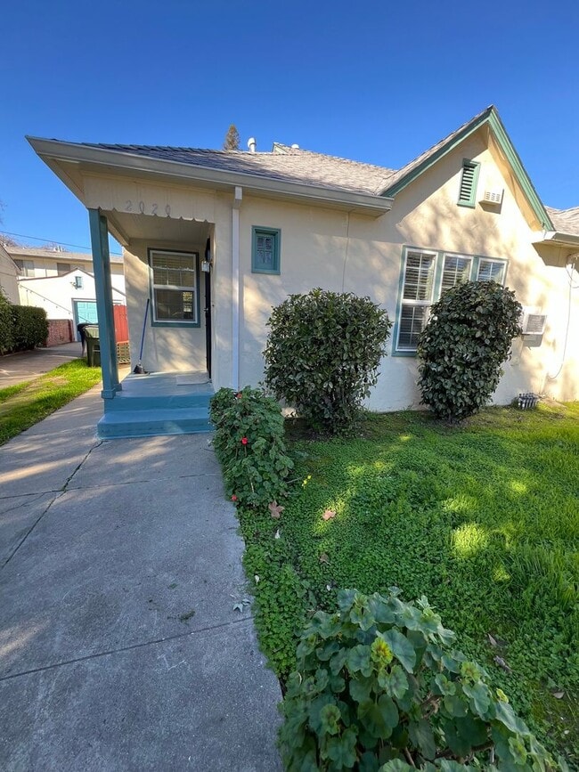 Primary Photo - Modern Midtown Living! Stylish 1BD/1BA Dup...
