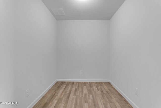 Building Photo - 1213 W Elm Ave
