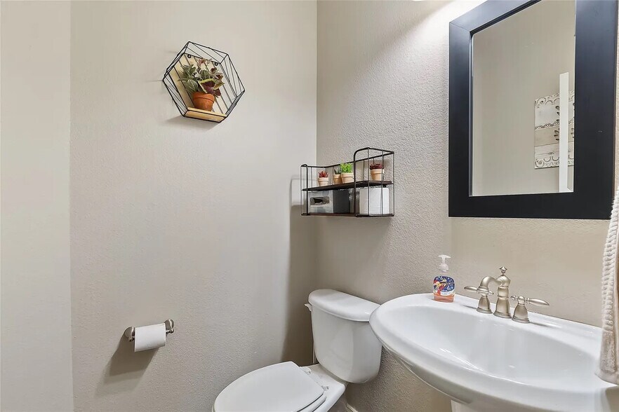 Building Photo - Room in Townhome on Chase Ln