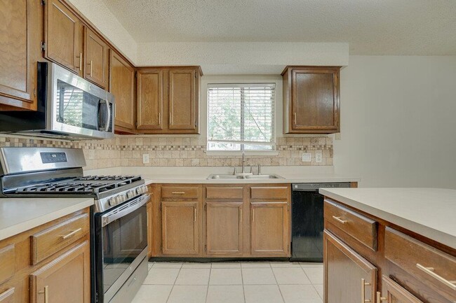 Building Photo - 4601 Gray Fox Dr
