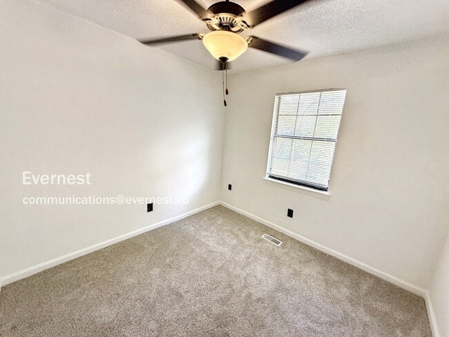 Building Photo - 2227 Cheshire Dr