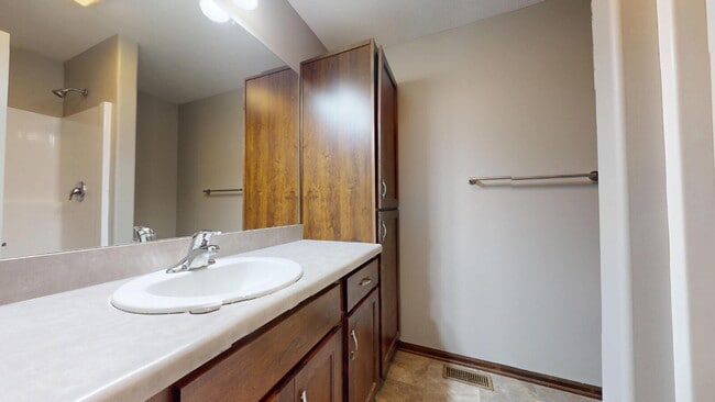 Building Photo - "Charming 3-Bed Townhouse with 2.5 Baths &...