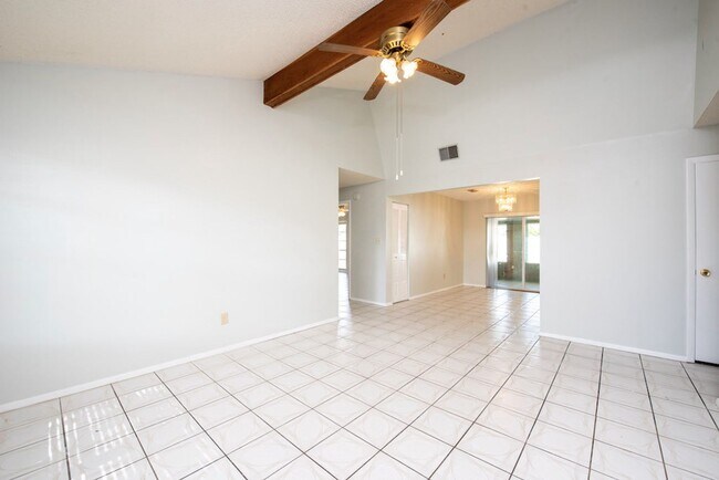 Building Photo - Cute 4/2 House In Buenaventura Lakes for Rent