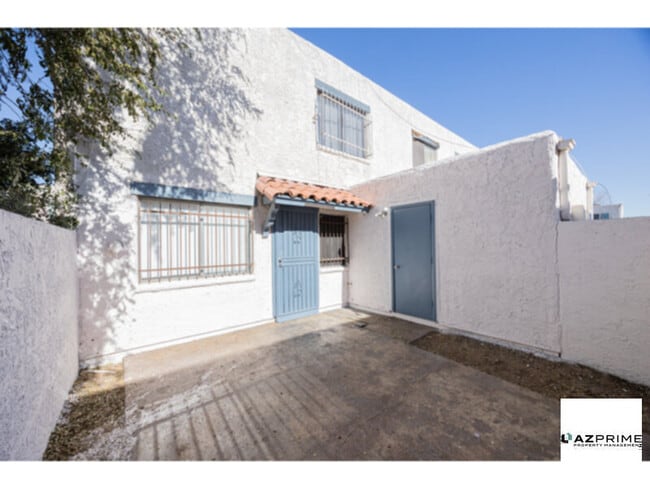 Building Photo - Your Perfect Phoenix Retreat - Gorgeous 2/1 Townhouse!