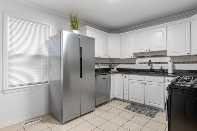 Building Photo - 3BR/1BA Home with W/D Hookups + Holiday Move-In Special $250 !!