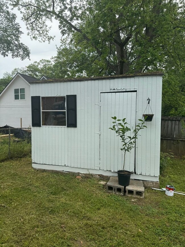 Building Photo - Updated 3bed/2bath House with Older Charm!