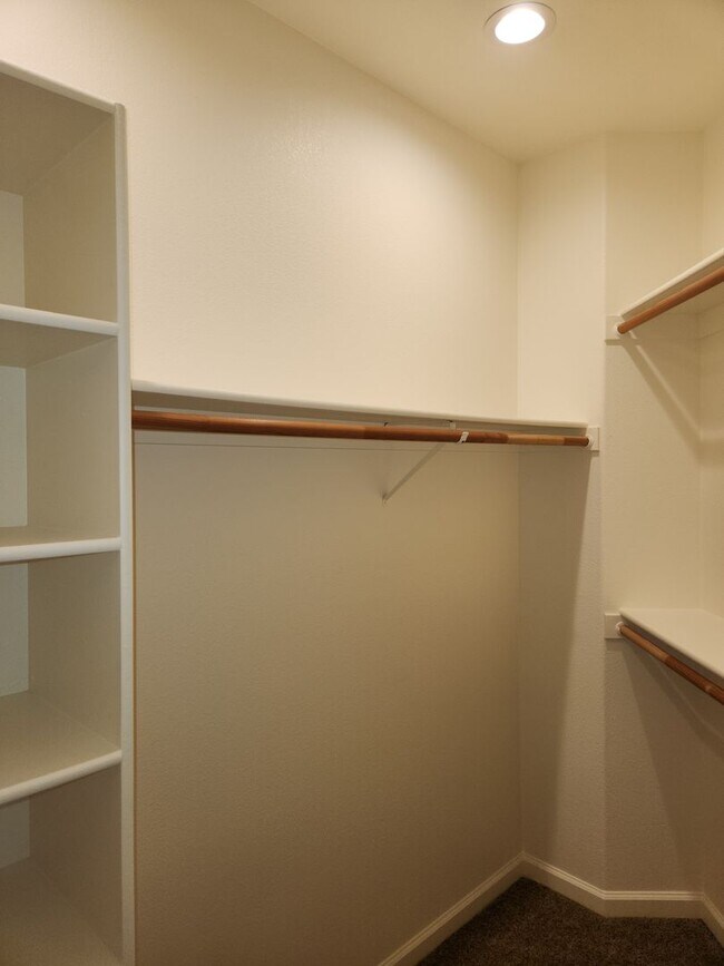 Building Photo - Lovely home with new carpet 3 bedrooms, 2 ...
