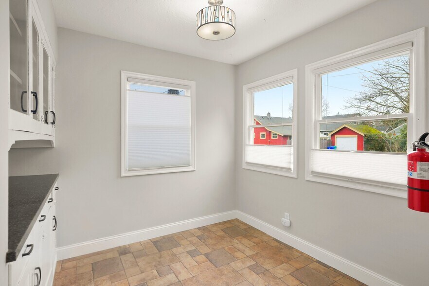 Building Photo - 3837 NE 17th Ave