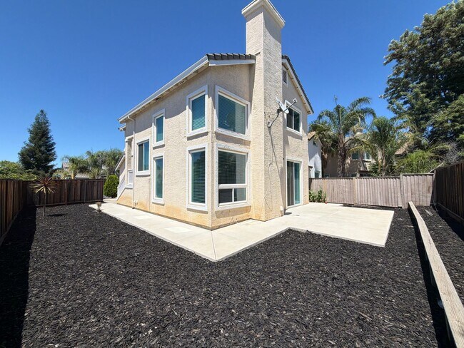 Building Photo - GREAT CORNER LOCATION IN CENTRAL BRENTWOOD