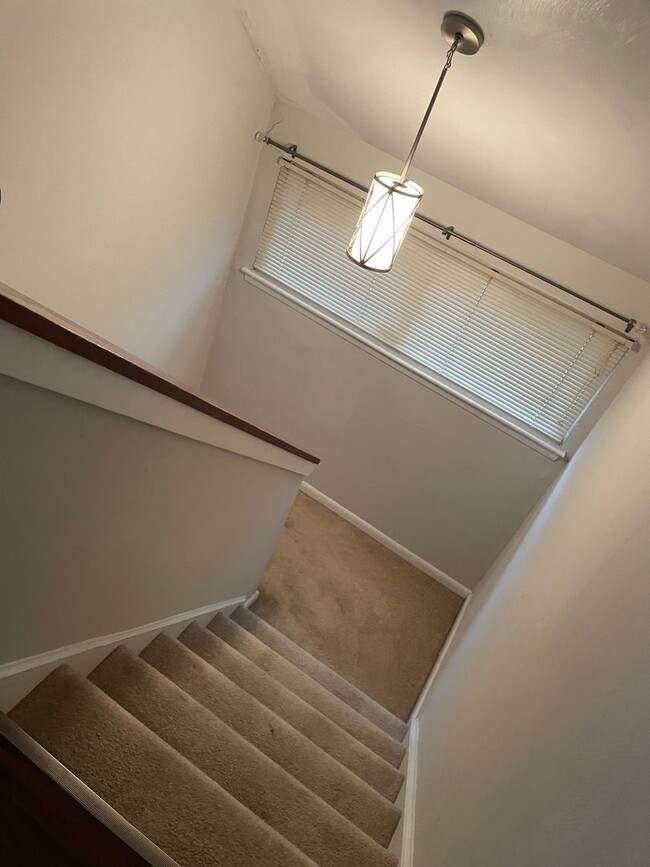Building Photo - Available Now! 2 Bed, 1.5 Bath Townhome | ...