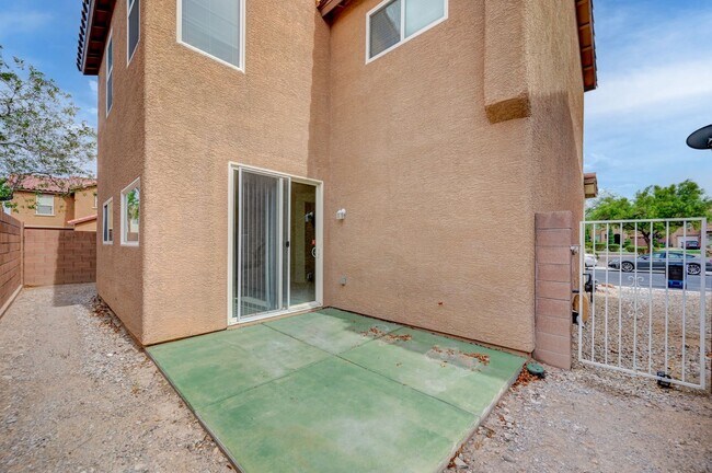 Building Photo - Beautiful 3 bedroom/2.5 baths located acro...