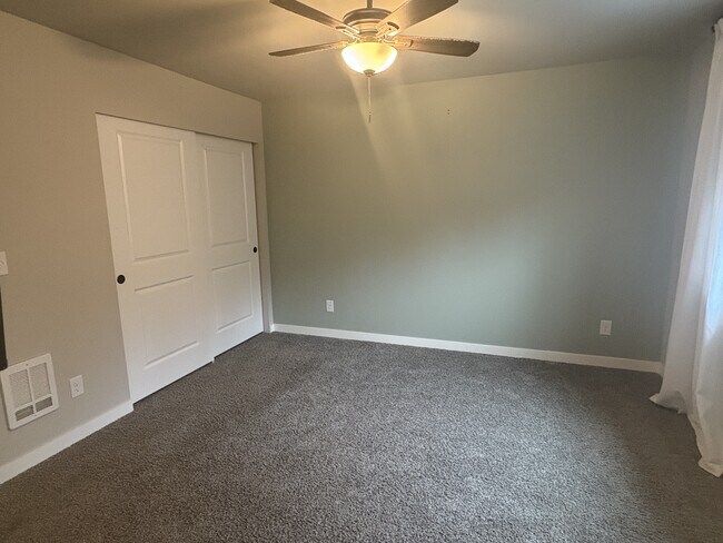 Building Photo - 61 E Ellinor Peak Pl