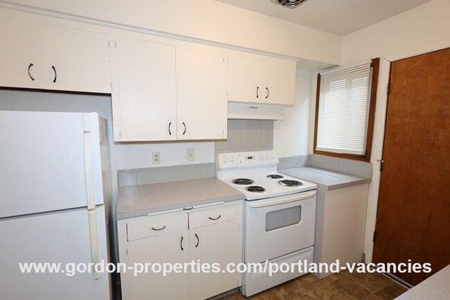 Building Photo - N Denver Ave - 1 bedroom apartment just of...