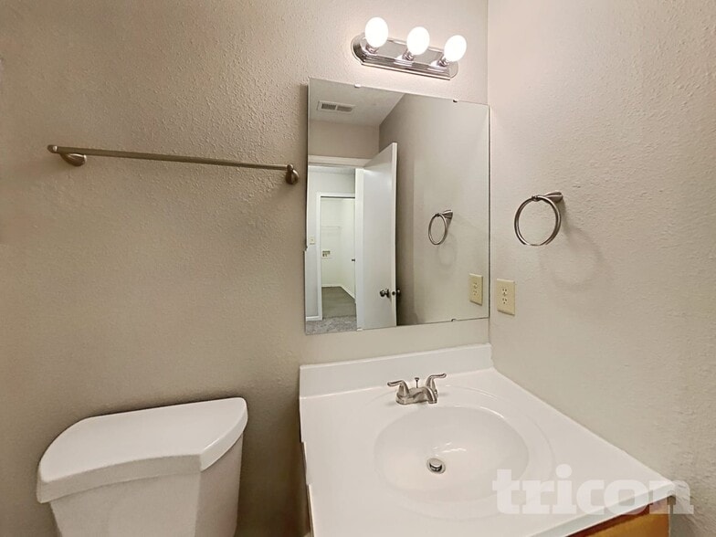 Building Photo - 2875 Ludwig Dr