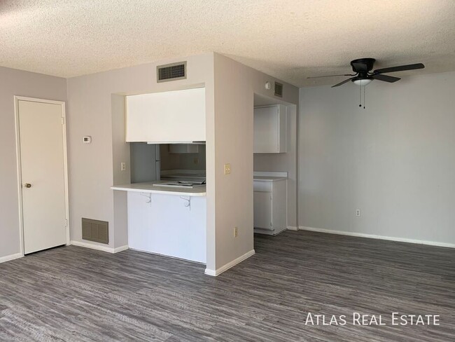 Building Photo - 729 E Cochise Dr