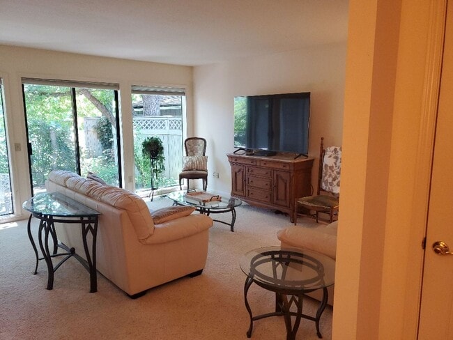 Building Photo - 3 bed  bath fully furnished home on the Ro...