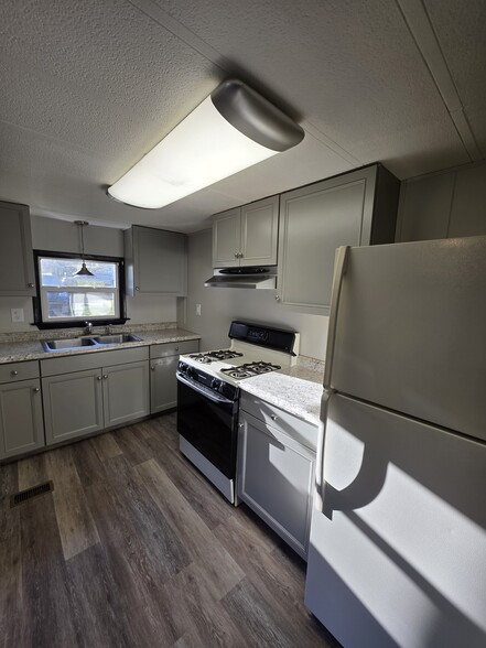 Building Photo - 1100 Pines Rd